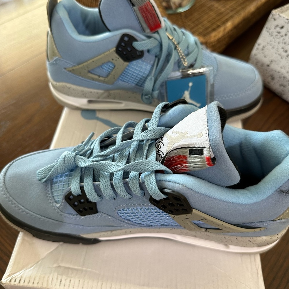 Woman’s 8.5/ Men’s 7.0 Nike Air Jordan 4 Retro